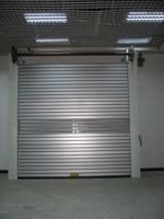 Porte à enroulement industrielle extérieure en aluminium, haute résistance au vent, avec un design minimaliste pour supermarché