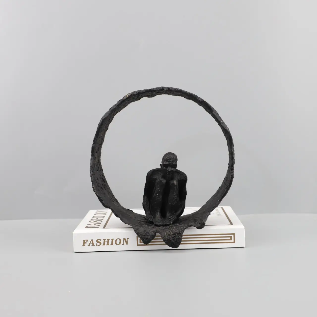 تمثال داخلي تجريدي أسود لفن الإنسان تمثال من الحديد المطاوع ديكور منزلي داخلي طاولة مشغولات معدنية