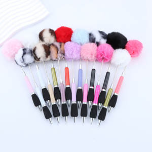 Promoción logotipo personalizado lindo corazón femenino peludo bolígrafo de plástico DIY para bolígrafo con cuentas para regalos de bienvenida - Product Image 4