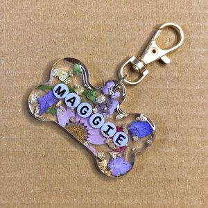 Handmade Pet Letter Bone Pendant Keychain with Transparent Crystal Real Flower Resin Acrylic Key Pendant Accessory for Men Women