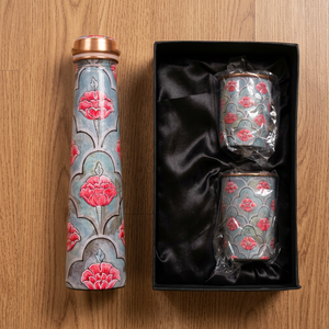 Ensemble cadeau de bouteille d'eau en cuivre imprimée, design floral, bouteille en cuivre avec deux tasses en cuivre assorties, vaisselle pour boissons bien-être - Product Image 1