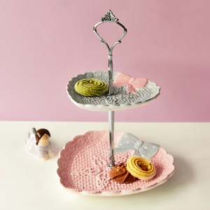 Plateau à gâteau double couche de style européen avec un plateau à bonbons pour un thé de l'après-midi rituel et délicieux - Product Image 2