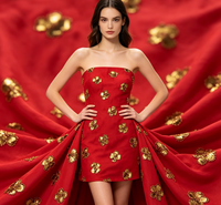 Tissu satiné rouge mat vibrant avec broderie de sequins et perles dorées pour tenues de cérémonie pour garçons et robes de soirée/Qipaos