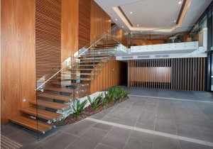 บันไดที่มีโมโนสนและไม้ดอกยางแก้วราวบันได - Product Image 6