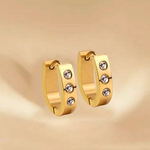 ผู้ออกแบบเครื่องประดับแฟชั่น ขายส่งเพชร ต่างหูห่วงแบบ Huggie ชุบทอง 18k ทำจากสแตนเลสสตีล สำหรับผู้หญิง - Product Image 1