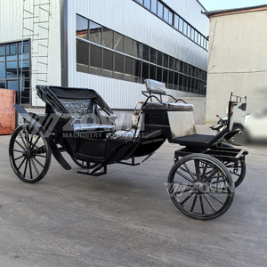 Elegante carruaje negro de estilo europeo con gran toldo para bodas y turismo - Product Image 2