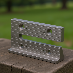 Mandril acanalado para tornillo de banco modular de 100 mm de ancho con orificios circulares para uso en tornillos de banco - Product Image 3