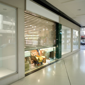 Portão de Rolos Automático Isolado e à Prova de Vento com Economia de Energia, Garantia de 2 Anos, Estrutura em Liga de Alumínio para Armazéns - Product Image 1