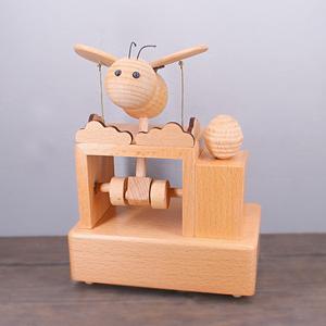 32 chansons dans la boîte à musique électrique Jouez à des jouets nouveaux et étranges Cadeau de la journée internationale des enfants Diligent Honey Music Box - Product Image 2