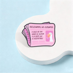 Broche en émail rose motif dessin animé d'oie de <span class=keywords><strong>journal</strong></span>, humour <span class=keywords><strong>espagnol</strong></span> 'Escuchamos No Juzgamos', badge de revers pour sac, bijou cadeau pour enfants et amis - Product Image 3