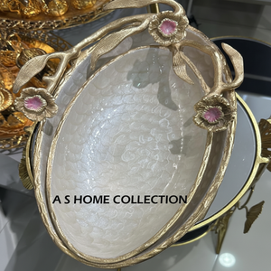 Plateaux de service décoratifs de luxe en métal émaillé blanc avec poignée en forme de branche d'arbre à fleurs dorées pour fruits et chocolat - Product Image 1