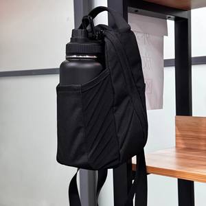 Sac de sport magnétique en tissu Oxford résistant à l'eau, sac de sport à bandoulière, sangle réglable, couleur unie, unisexe, noir, printemps 2024 - Product Image 1