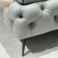Canapé en cuir véritable de luxe de designer italien, unique, confortable et rembourré pour les salons de maisons et de villas