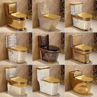 Ensemble de sanitaires en porcelaine de luxe au design doré, comprenant une toilette deux pièces en céramique et un lavabo sur colonne