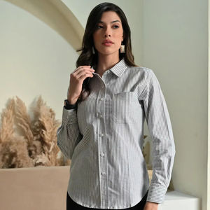 Camisa Formal corta sólida gris hecha a mano de hilo Premium teñido 100% algodón que ofrece elegancia refinada comodidad Superior - Product Image 1