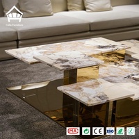 Table basse de luxe multi-niveaux en métal avec dalles de pierre empilées et colonnes dorées – Solution complète pour l'ameublement de salons de villas
