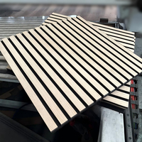 Paneles acústicos absorbentes impermeables de fibra de madera de listón de insonorización de pared de diseño moderno al mejor precio para decoración de interiores de hoteles