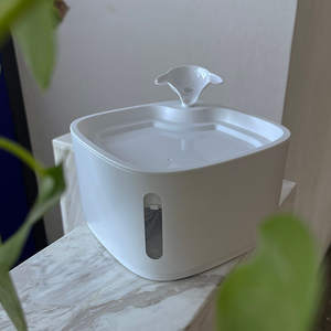 2.4l <span class=keywords><strong>Pet</strong></span> Drinking Dispenser para Gato e Cachorro Pequeno Beber Tigela com Filtro Gato Branco Fonte De Água Logotipo Personalizado Preço de Fábrica - Product Image 4