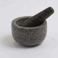 Mortier et pilon en granit de haute qualité avec des outils de cuisine en matériaux naturels pour les épices