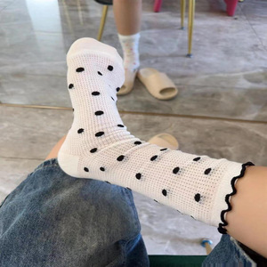 ถุงเท้าข้อกลางสำหรับผู้หญิง ลายจุดสีสันสดใส ระบายอากาศได้ดี เหมาะสำหรับใส่ในฤดูร้อน - Product Image 4