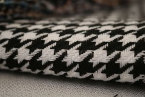 Lx712 nhà máy Houndstooth chần Polyester sofa vải Trọng lượng nhẹ liên tục Rèm in chần đồng bằng dệt Túi giày - Product Image 4