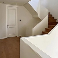 Escalier en colimaçon moderne minimaliste en acier blanc cassé pour espaces intérieurs