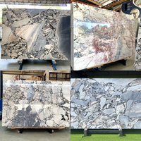 Prix d'une dalle de marbre gris invisible |   Pierre blanche naturelle polie de 18 mm avec des veines de breccia grises prononcées pour les sols et les murs d'hôtels de luxe