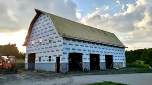 <span class=keywords><strong>Grange</strong></span> à foin et hangar pour bétail traditionnels avec grenier supérieur - Structure en acier préfabriquée classique avec options de finition personnalisables - Product Image 4
