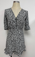Mini-robe moulante décontractée d'été pour femme, noire et blanche, à motif floral, col en V, ourlet à volants, respirante, écologique, 100 % coton, taille naturelle, tissée