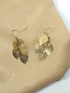 Boucles d'oreilles de feuillage creux d'épissage classique à la mode Boucles d'oreilles populaires pour femmes de tempérament exquis et élégant - Product Image 3