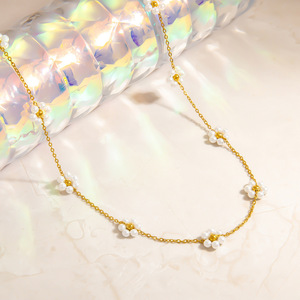 Collier de perles florales pour femmes, chaîne en or, perles blanches, design floral, chaîne de clavicule, à porter au quotidien - Product Image 2