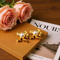 Pendientes de Acero Inoxidable con Baño de Oro de 18K y Diseño de Flor con Perlas de Imitación y Recubrimiento PVD
