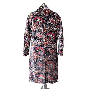 Gabardina de terciopelo con estampado paisley, cuello con muescas, cierre de un solo botón con botones metálicos y forro de poliéster. - Product Image 4