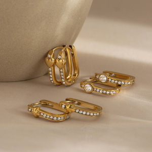 ต่างหูแบบห่วงชุบทอง 18K สแตนเลสประดับเพชรขาวรูปตัว U รูปหัวใจ เครื่องประดับสำหรับงานปาร์ตี้สำหรับผู้หญิง - Product Image 3