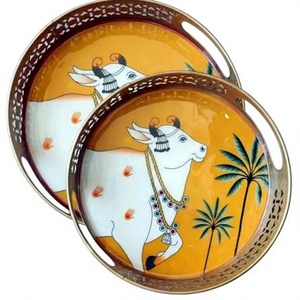 Ensemble de plateaux de service ronds en métal oriental, peints à la main avec un motif de vache, assiette décorative bohème, fond jaune, motif de palmier - Product Image 1