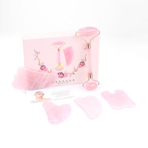 <span class=keywords><strong>Rullo</strong></span> facciale in pietra <span class=keywords><strong>di</strong></span> cristallo rosa naturale e strumento <span class=keywords><strong>di</strong></span> massaggio Guasha Lifting della pelle del viso <span class=keywords><strong>rullo</strong></span> facciale in <span class=keywords><strong>giada</strong></span> al quarzo rosa Gua Sha <span class=keywords><strong>Set</strong></span> - Product Image 1