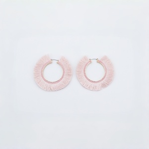 Orecchini a Cerchio Bianchi con Frange alla Moda, Orecchini Pendenti Rotondi con Nappe Boho per Donna, Gioielli Estivi da Spiaggia - Product Image 3