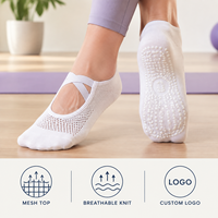 Chaussettes de yoga en maille blanches respirantes avec semelle en silicone, ajustement flexible pour studio, couverture directionnelle, construction à bout plat