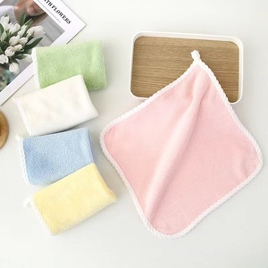 Serviette carrée en velours corail uni brodée, petite serviette universelle pour la maternelle, avec bord torsadé, pour essuyer la salive et envelopper les mains - Product Image 1