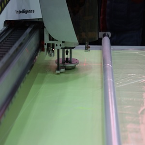 YINENG <span class=keywords><strong>TECH</strong></span> 2025 <span class=keywords><strong>produit</strong></span> Machine de découpe de tissu automatique T-shirt faisant la machine - Product Image 3