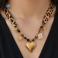 SUMMLY Pendentif vintage en forme de cœur en acier inoxydable plaqué or 18 carats, écharpe à imprimé léopard, collier à breloques, accessoires de bijoux de mode
