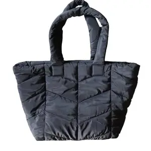 फैशन हल्का पानी प्रतिरोधी टोटे कंधे के साथ महिलाओं के बड़े बैग के लिए नरम क्लुटेड पैडिंग