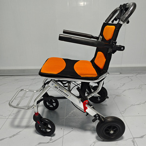 Fauteuil roulant manuel pliable et léger pour personnes âgées et handicapées, avec frein en U et design adapté aux voyages aériens - Product Image 1