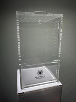 Enclos sur mesure moderne et haut en acrylique transparent pour araignée sauteuse, avec porte coulissante magnétique et ventilation micro-perforée