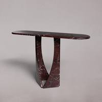 Table console en marbre rouge Bourgogne, plateau incurvé en forme de piste de course, base en V incurvée, meuble d'entrée en pierre naturelle