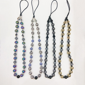 Étui <span class=keywords><strong>de</strong></span> <span class=keywords><strong>téléphone</strong></span> portable tendance en résine et pierre volcanique, plaqué or 18 carats, avec chaîne en métal colorée 32cm+5cm, design original fait main KKBEAD - Product Image 1