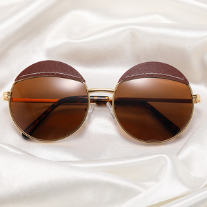 Gafas <span class=keywords><strong>de</strong></span> <span class=keywords><strong>Sol</strong></span> Redondas <span class=keywords><strong>de</strong></span> Metal para <span class=keywords><strong>Mujer</strong></span> MS 93340, Diseño <span class=keywords><strong>2022</strong></span>, con <span class=keywords><strong>Lentes</strong></span> Degradados, Elegantes Gafas <span class=keywords><strong>de</strong></span> <span class=keywords><strong>Sol</strong></span> <span class=keywords><strong>de</strong></span> Cuero para <span class=keywords><strong>Mujer</strong></span> - Product Image 1