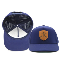 Casquette de sport personnalisée à 5 panneaux en polyester imperméable avec trous découpés au laser, casquette de golf perforée, visière incurvée, logo en cuir, casquette de baseball