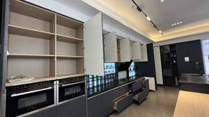 Ensemble de meubles de cuisine complet de style moderne en bois massif avec îlot, prêt à assembler pour villa - Product Image 5