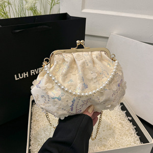 热销女士西式单肩PU防水外壳夹扣式珍珠链花卉刺绣手提包手拿包 - Product Image 6